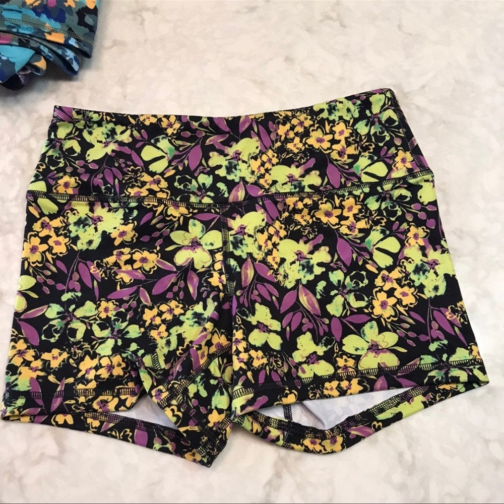 Fleo power high rise AT NIGHT medium shorts